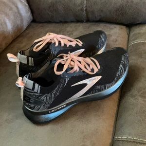 Levitate 4.0 Women’s shoes size 9